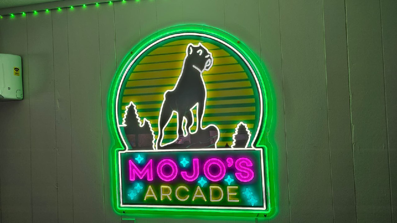 Mojo's Arcade neon sign close up